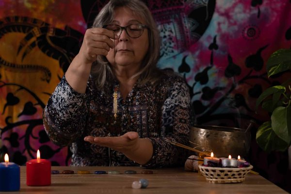 Pendule divinatoire pour une question amoureuse : fiable ou arnaque ?