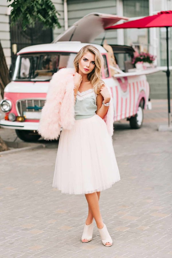 Boléros en fourrure et tulle : Chaleur et élégance pour votre mariage